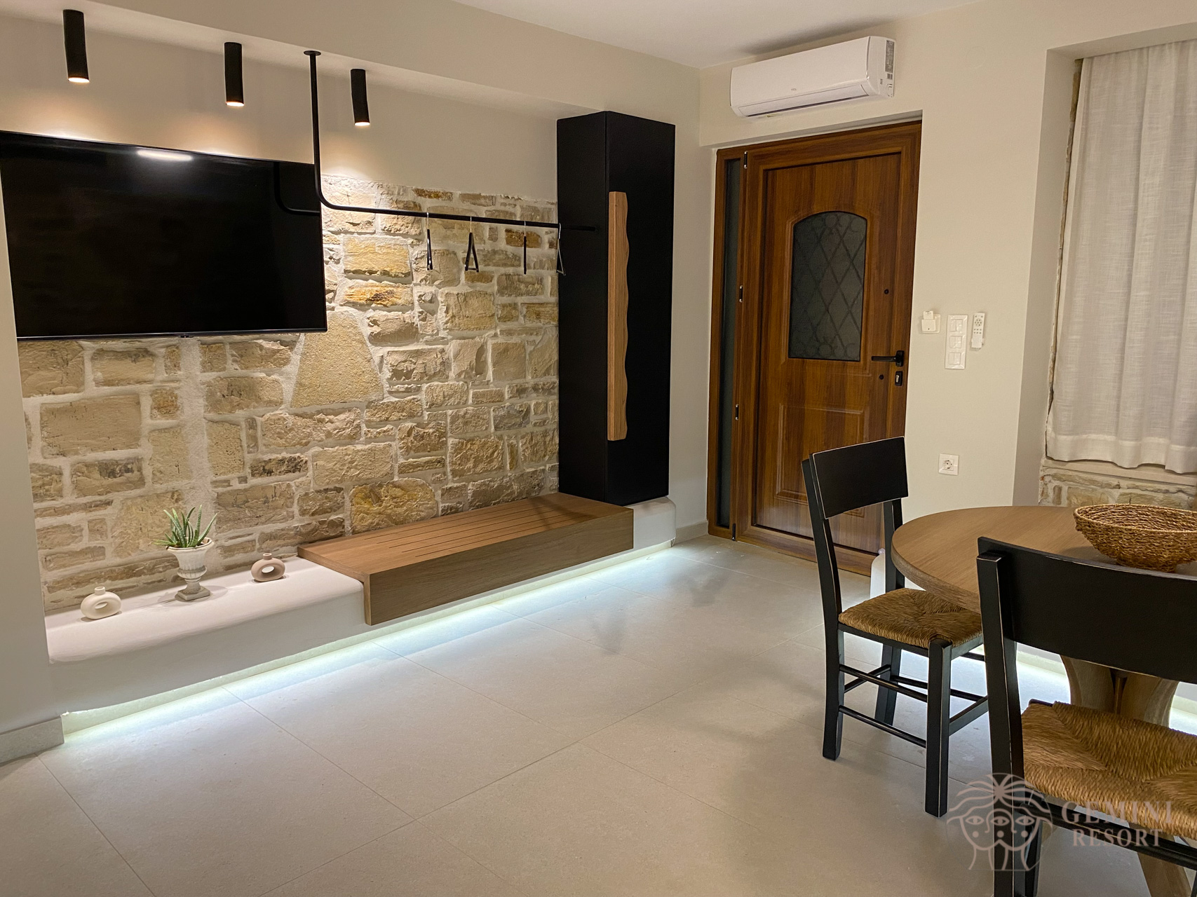 The living room with the entrance in the lower ground floor 2